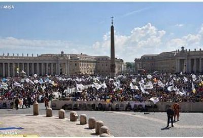 �En este mes de mayo recemos el Rosario por la paz�, el Papa despu�s del Regina Coeli