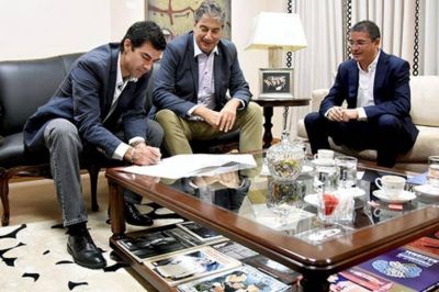 El gobernador Juan Manuel Urtubey rumbo a Espa�a