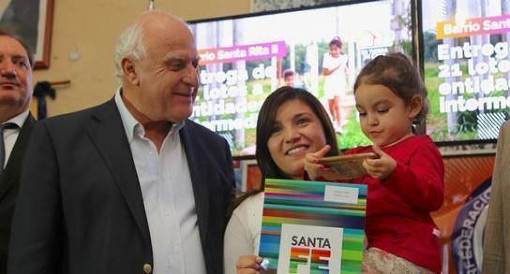 Lifschitz entregó terrenos a familias en barrio Santa Rita II