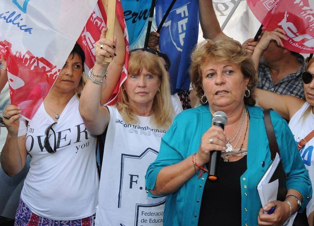 Docentes tildaron de �migajas� el adelanto de Provincia y analizan medidas de fuerza