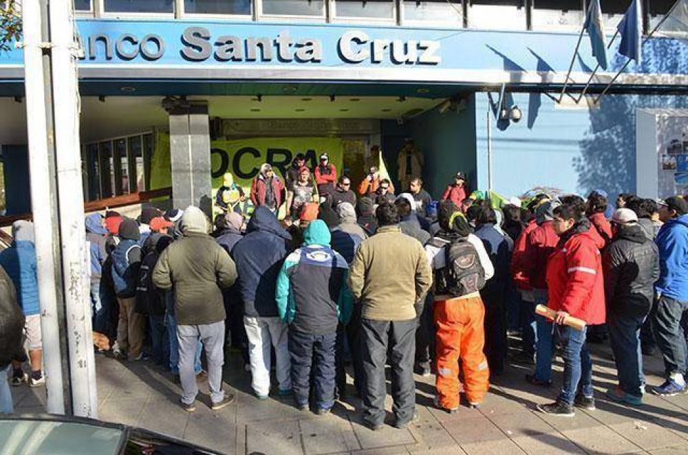 UOCRA se manifest� en las puertas del Banco Santa Cruz