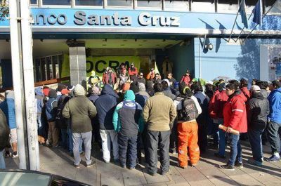 UOCRA se manifest� en las puertas del Banco Santa Cruz
