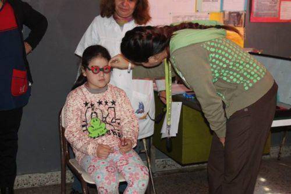Lomas: visitan las escuelas para controlar la visi�n de los alumnos
