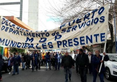Los trabajadores municipales hicieron sentir su reclamo ante el despacho de Arroyo