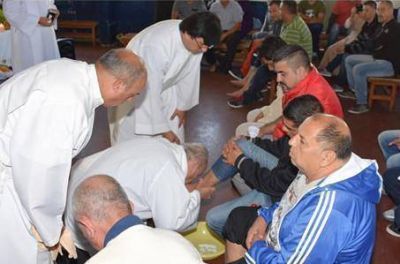 Mons. V�zquez en la unidad penal de Ituzaing� y en la Mansi�n Ser�