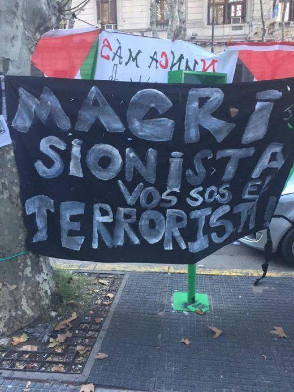 Macri, sionista, vos sos el terrorista, el cartel antisemita en la marcha en reclamo del fallo de la corte por el 21