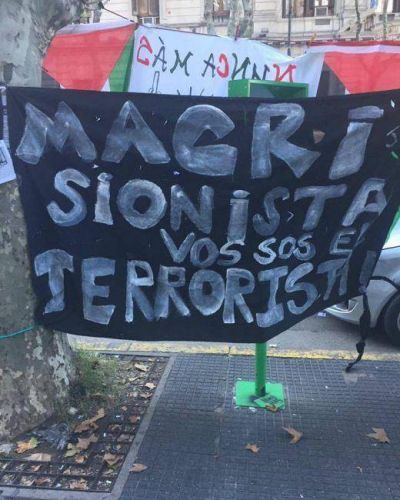 �Macri, sionista, vos sos el terrorista�, el cartel antisemita en la marcha en reclamo del fallo de la corte por el 2�1