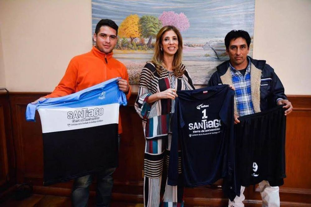 La Gobernadora entreg� indumentaria y elementos deportivos al Club San Esteban