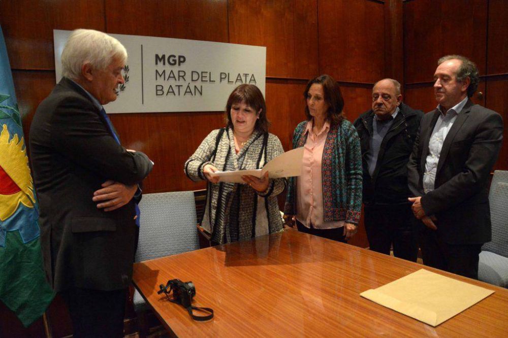 Visita del arquitecto Carlos Ott y traspaso a la comuna del chalet de Mariano Mores