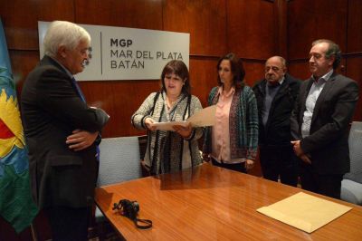 Visita del arquitecto Carlos Ott y traspaso a la comuna del chalet de Mariano Mores