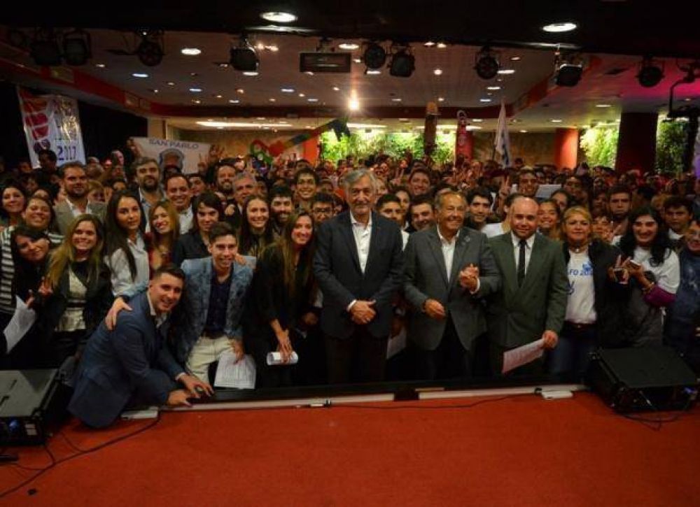 El Gobierno lanza becas de 7500 pesos para los j�venes