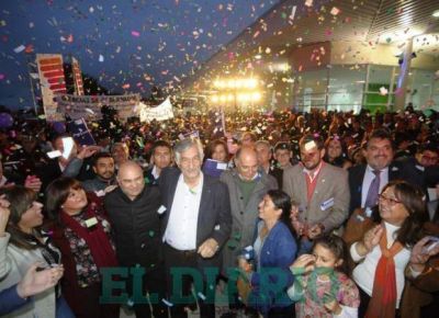 El Gobernador inaugur� una estaci�n de �mnibus en La Toma y entreg� viviendas
