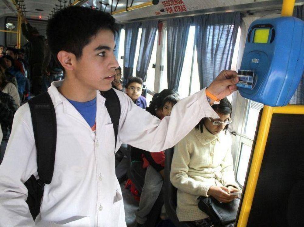 Entregan 8.000 becas de transporte a j�venes de la provincia