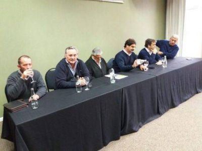 El ministro de Agroindustria ofici� de vocero en Jun�n y pidi� calma a los villeguenses