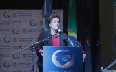 En La Plata, Dilma recibi� un premio y cuestion� a Macri