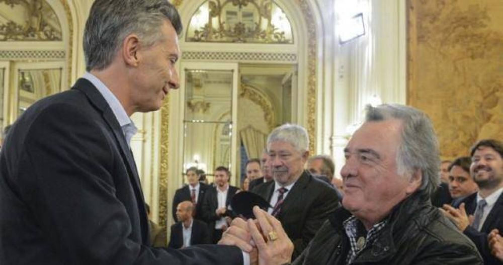 Barrionuevo dice que perdieron 25 mil empleos, pero llena de elogios a Macri