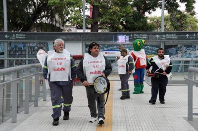Original protesta de los Metrodelegados para reclamar paritarias