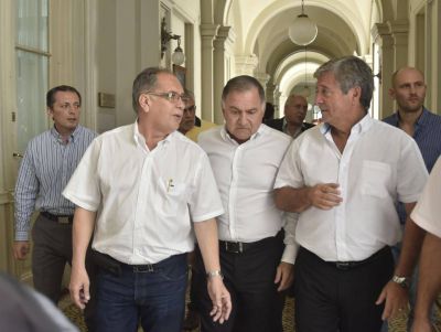 Preocupado por la elecci�n, Descalzo se apropia de obras de AySA
