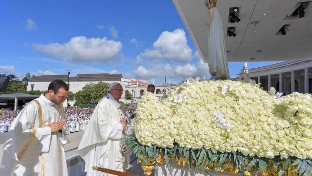 Ante una multitud, el Papa proclam santos a dos de los pastorcitos de Ftima