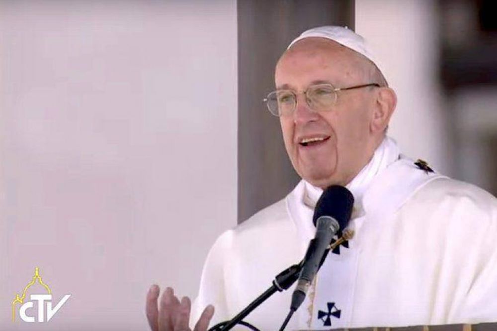 Francisco: �F�tima es un manto de luz que nos cubre�