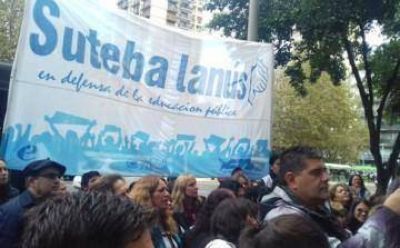 Gremios docentes se movilizaron a la Jefatura Regional de Avellaneda
