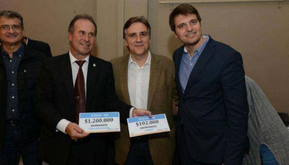 Le habilitaron la chequera a Llaryora: entreg� subsidios en el interior