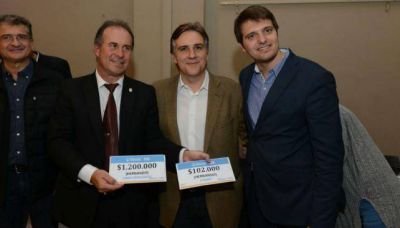 Le habilitaron la chequera a Llaryora: entreg� subsidios en el interior