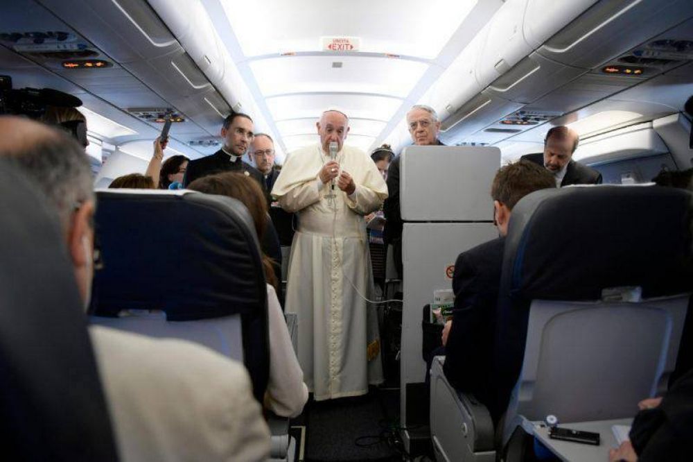 Entrevista del Papa con los periodistas en el vuelo de regreso de Portugal