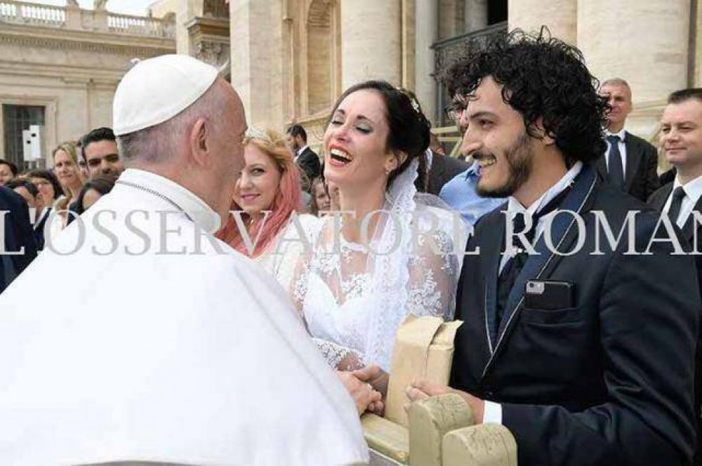 La broma del Papa a una pareja de tucumanos a los que les bendijo el casamiento