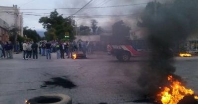 Cortes de ruta por paritarias municipales en Catamarca