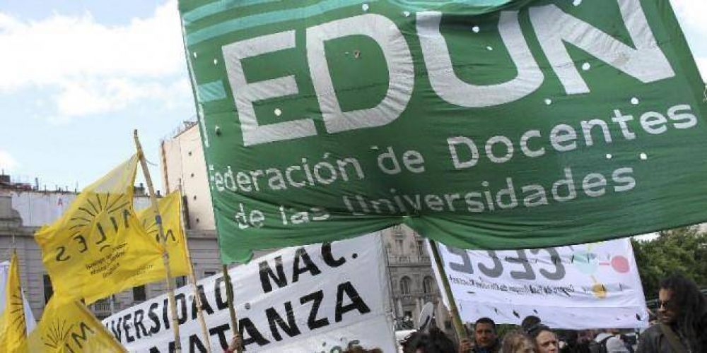 Despus de una semana de paro, los docentes universitarios marchan al Ministerio de Educacin