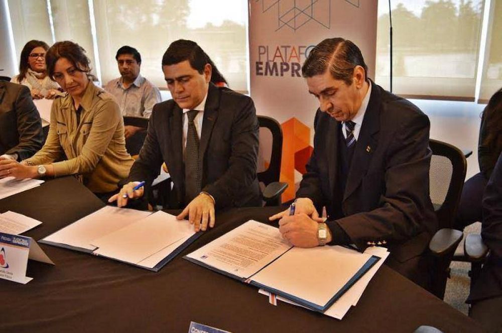 Firma de convenio entre la Secretar�a de Desarrollo, Ciencia, Tecnolog�a y la UCSE