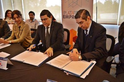 Firma de convenio entre la Secretar�a de Desarrollo, Ciencia, Tecnolog�a y la UCSE