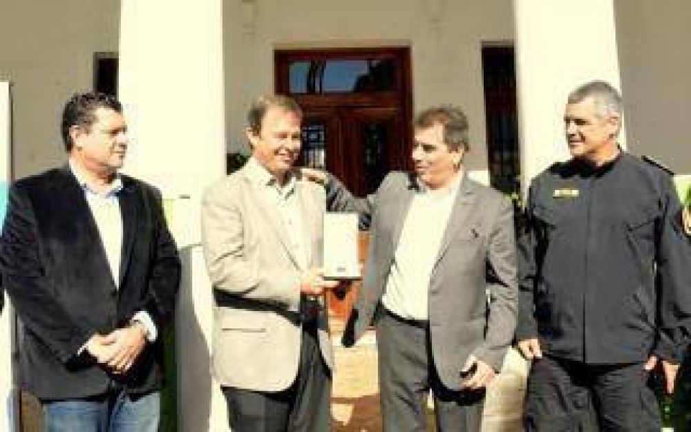 Cascallares y Ritondo presentaron nuevos m�viles policiales para Almirante Brown