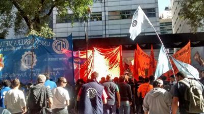 Con la UOM movilizada, buscan destrabar la negociaci�n paritaria
