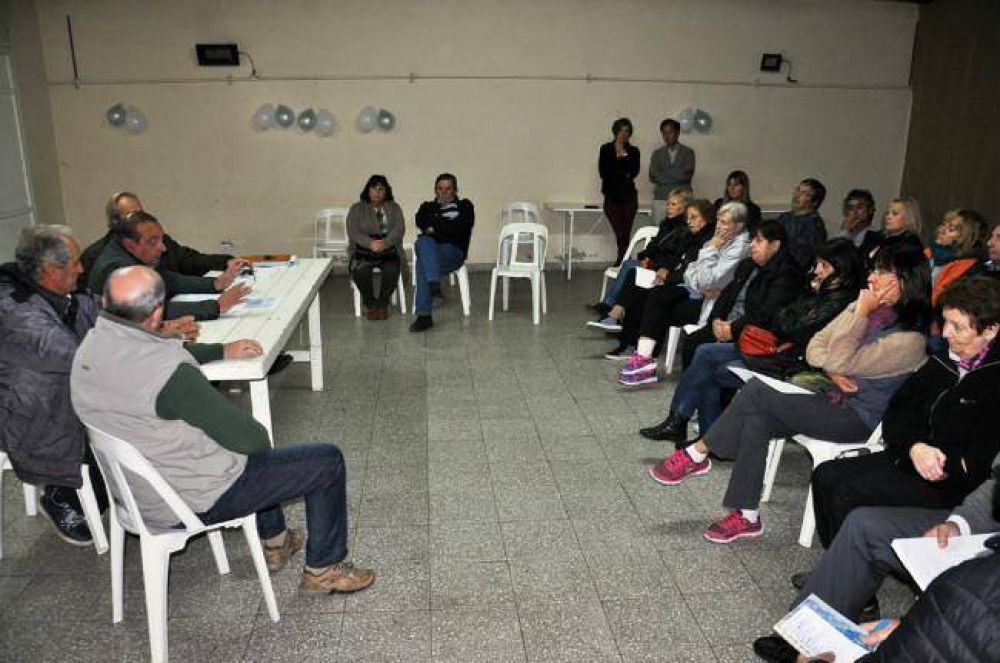 Por la obra del cord�n cuneta, el intendente visit� el Barrio Canadiense