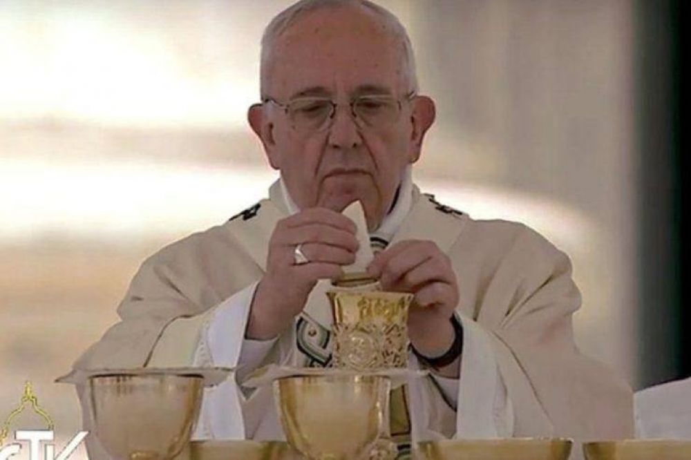 El Papa a los reci�n casados: �La eucarist�a es el alimento de la familia�