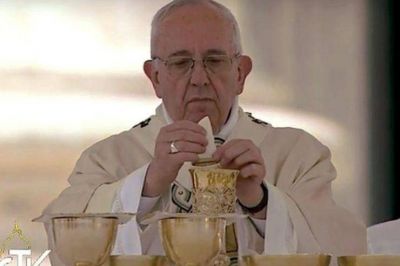 El Papa a los reci�n casados: �La eucarist�a es el alimento de la familia�