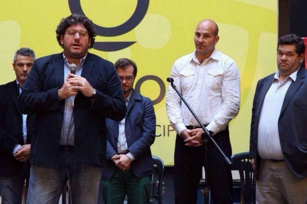 Molina y el Ministro de Cultura de la Naci�n entregaron instrumentos para las orquestas infantiles