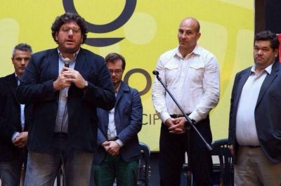 Molina y el Ministro de Cultura de la Naci�n entregaron instrumentos para las orquestas infantiles