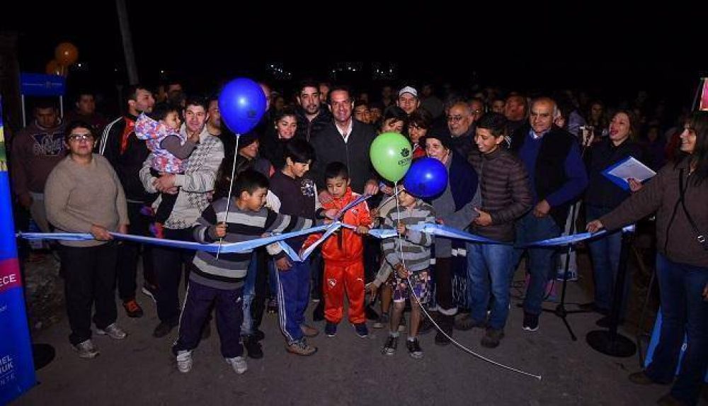 Sujarchuk inaugur� ocho cuadras de asfalto en el barrio Lambertuchi