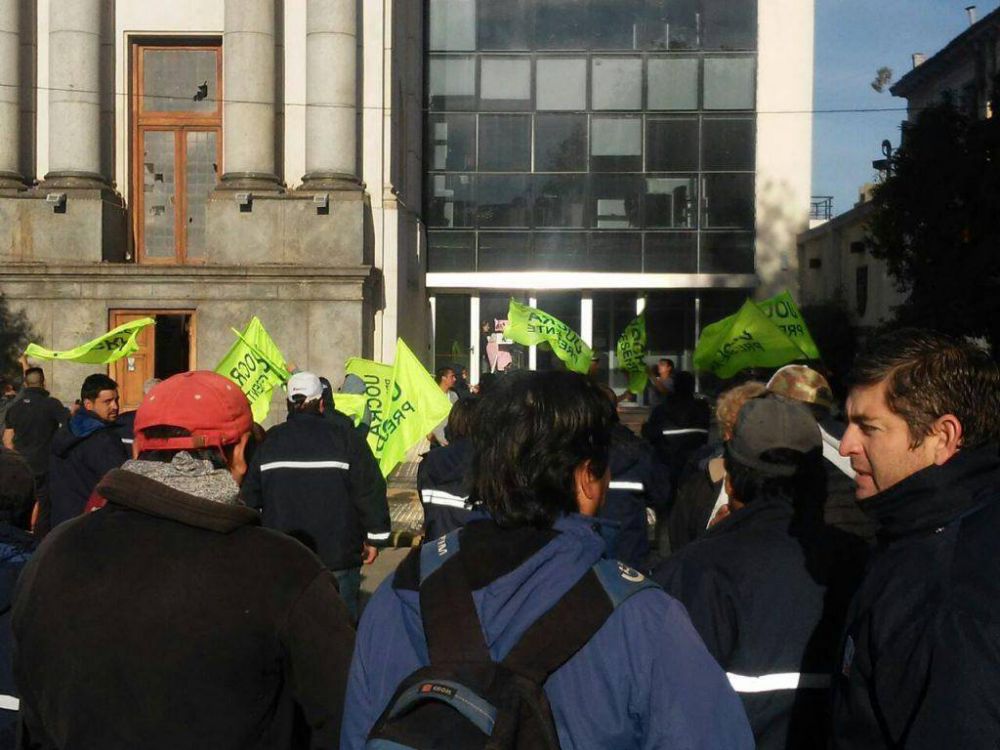 BALCARCE: Empleados de Intesar se manifestaron frente a la Municipalidad por falta de pago