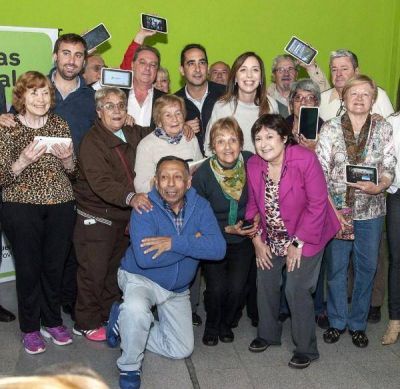 Vidal visit� centro de jubilados de Mor�n que es sede del programa �Postas Digitales�