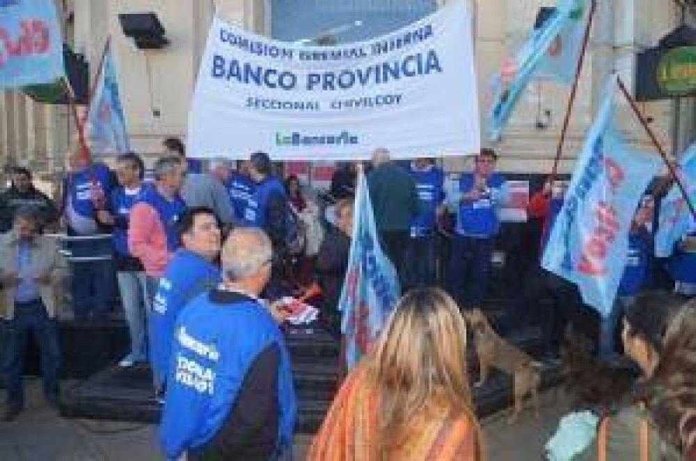 Los bancarios protestaron frente al Banco Provincia por la falta de cobertura de vacantes