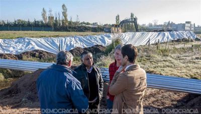 Construyen una defensa de 10 kil�metros para evitar un posible desborde del r�o