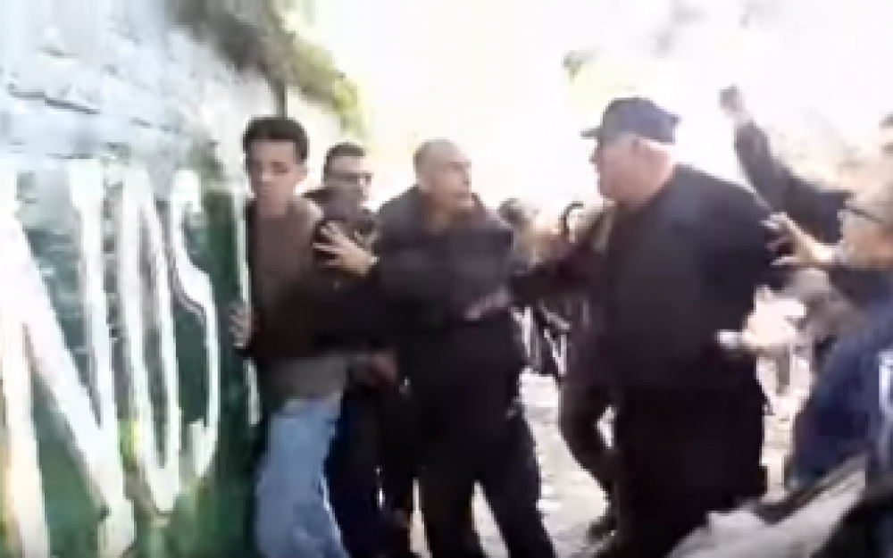 Abuso policial: Denuncian que efectivos ingresan a escuela en Banfield y detienen a menor