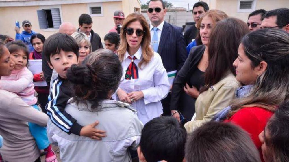 La Gobernadora visit� la obra de viviendas en el barrio Santa Rosa de Lima