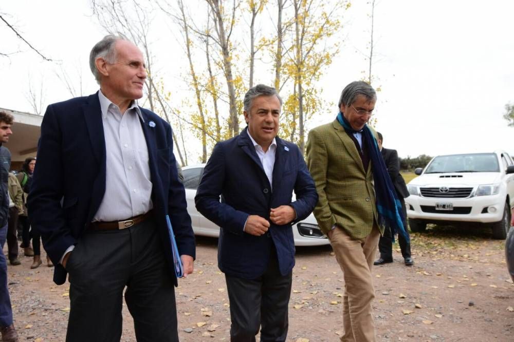 Cornejo prometi� que finalizar� su mandato con �el 100%� de cobertura cloacal y agua potable