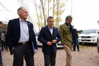 Cornejo prometi� que finalizar� su mandato con �el 100%� de cobertura cloacal y agua potable