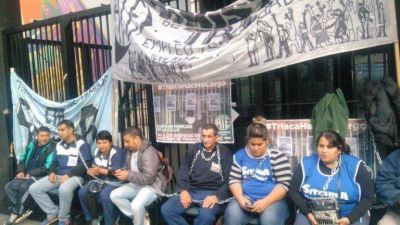 Despedidos se encadenaron en el Ministerio de Trabajo pero Triaca no los reincorpora, amenaza con represin